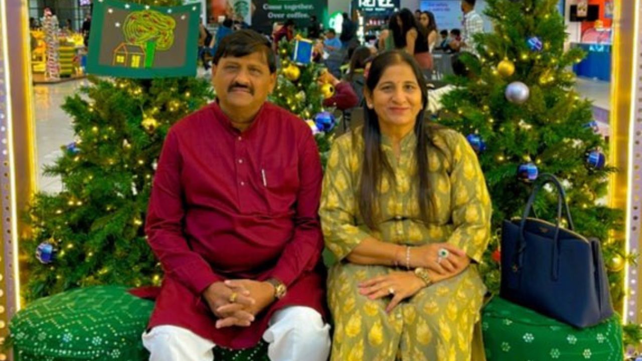 સંગઠનમાં પૂર્ણ-સમયના સભ્ય તરીકે કામ કર્યા પછી, તેઓ ભારતીય જનતા પાર્ટીમાં જોડાયા હતા. તેમણે મોરબી ખાતે વીસી ટેકનિકલ હાઇસ્કૂલમાંથી પોતાનું શાળાકીય શિક્ષણ પૂર્ણ કર્યું છે.