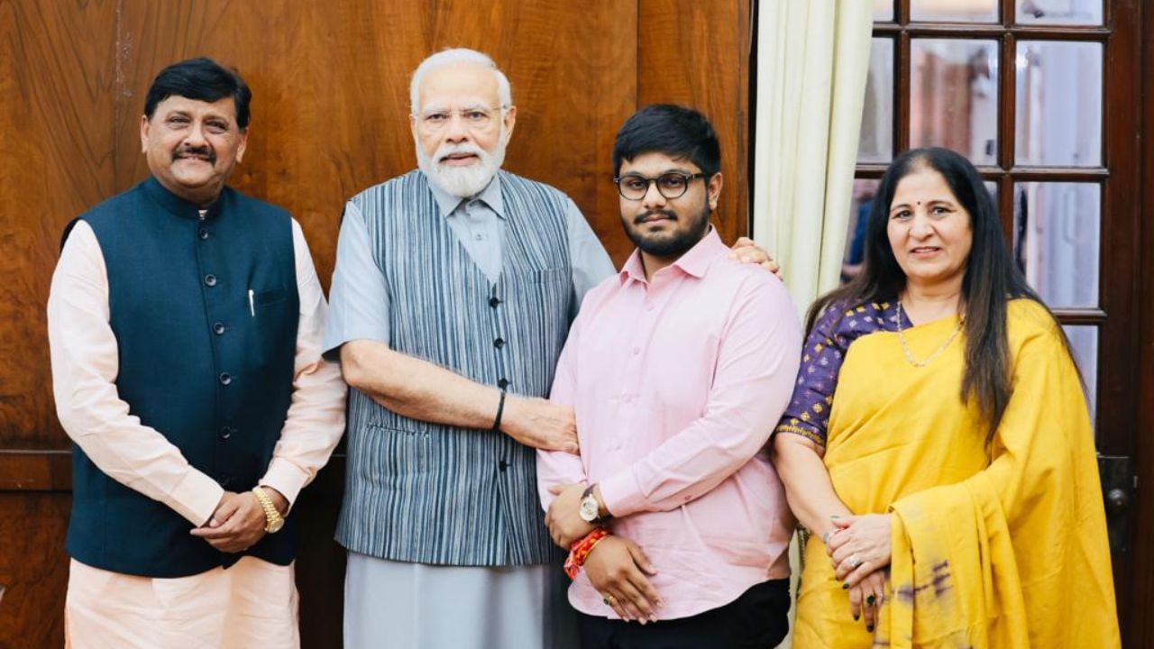 રાજકીય સફરની  શરૂઆતના વર્ષોમાં કાનાભાઈ આરએસએસમાં સ્વયં સેવક હતા. તેમણે સ્થાનિક સ્તરે પક્ષના કાર્યકરોને ઉત્સાહિત કરવાનું પડકારજનક કાર્ય ખંતથી ઉપાડ્યું. સહકાર્યકરો અને સ્થાનિક ઉદ્યોગપતિ સાથે મળીને, કાનાભાઈએ મોરબી જિલ્લા , સૌરાષ્ટ્ર અને કચ્છમાં ભારતીય જનતા પાર્ટીનો મજબૂત કેડર બેઝ બનાવવાનું કામ શરૂ કર્યું . 