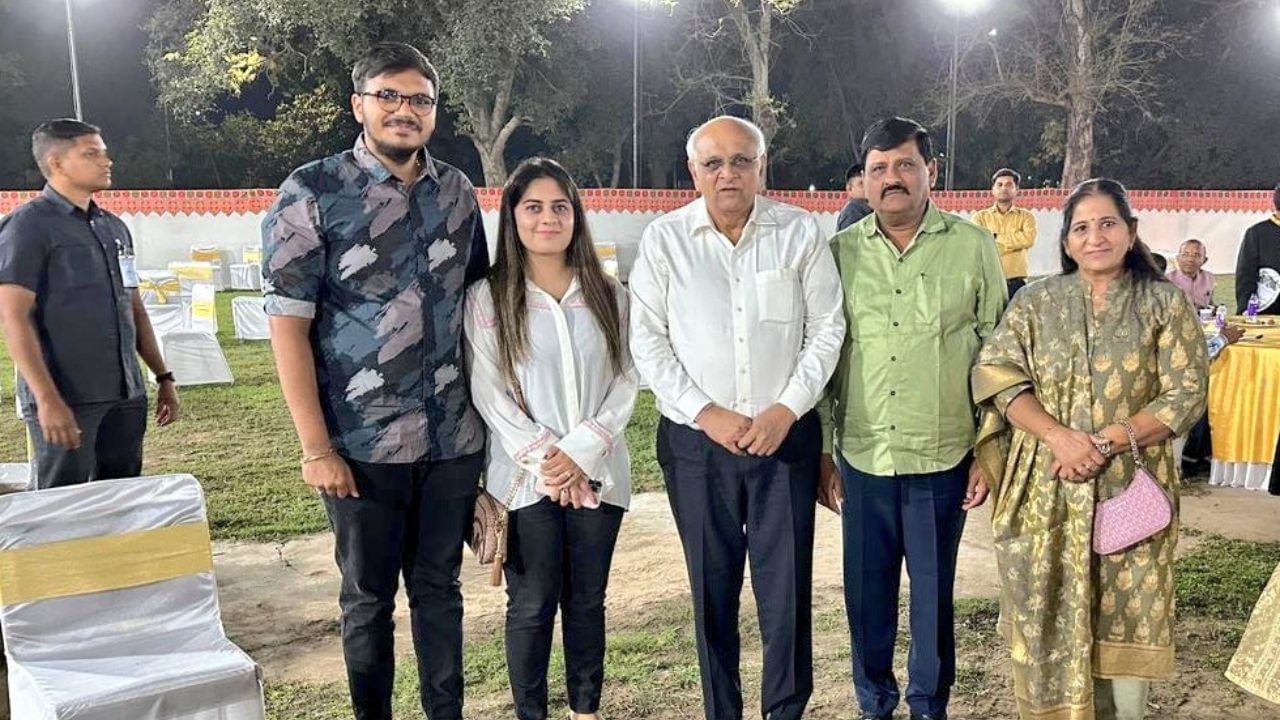  શરૂઆતના સમયગાળામાં, તેમણે મોરબી નગરપાલિકા અને તાલુકા પંચાયતના સભ્ય તરીકે શરૂઆત કરી, અને તેમના મામા અમુભાઈ અઘારા મતવિસ્તાર સ્તરે નેતૃત્વ કરી રહ્યા હતા.પક્ષના કાર્યકરો રાજકીય લાભ મેળવવા લાગ્યા અને સારા તાલમેલ બનાવ્યા.