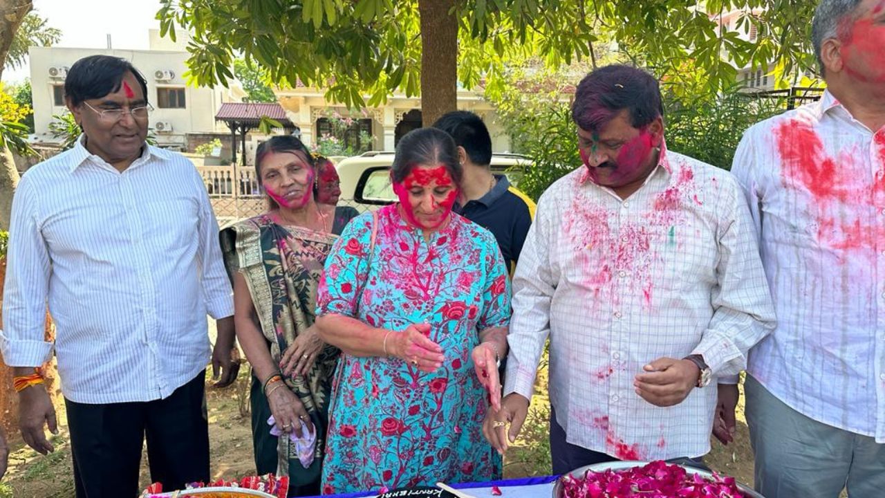 1995માં, કાનાભાઈએ મોરબી ખાતે પાર્ટી કેડરની કમાન સંભાળી અને પહેલી વાર ધારાસભ્ય તરીકે ચૂંટાયા. ત્યારથી અત્યાર સુધી તેઓ મોરબી મતવિસ્તારમાં ધારાસભ્ય તરીકે સતત સેવા આપી રહ્યા છે. ડિસેમ્બર 2012માં ગુજરાત રાજ્ય ચૂંટણીમાં કાનાભાઈ પાંચમી વખત ચૂંટાયા હતા.