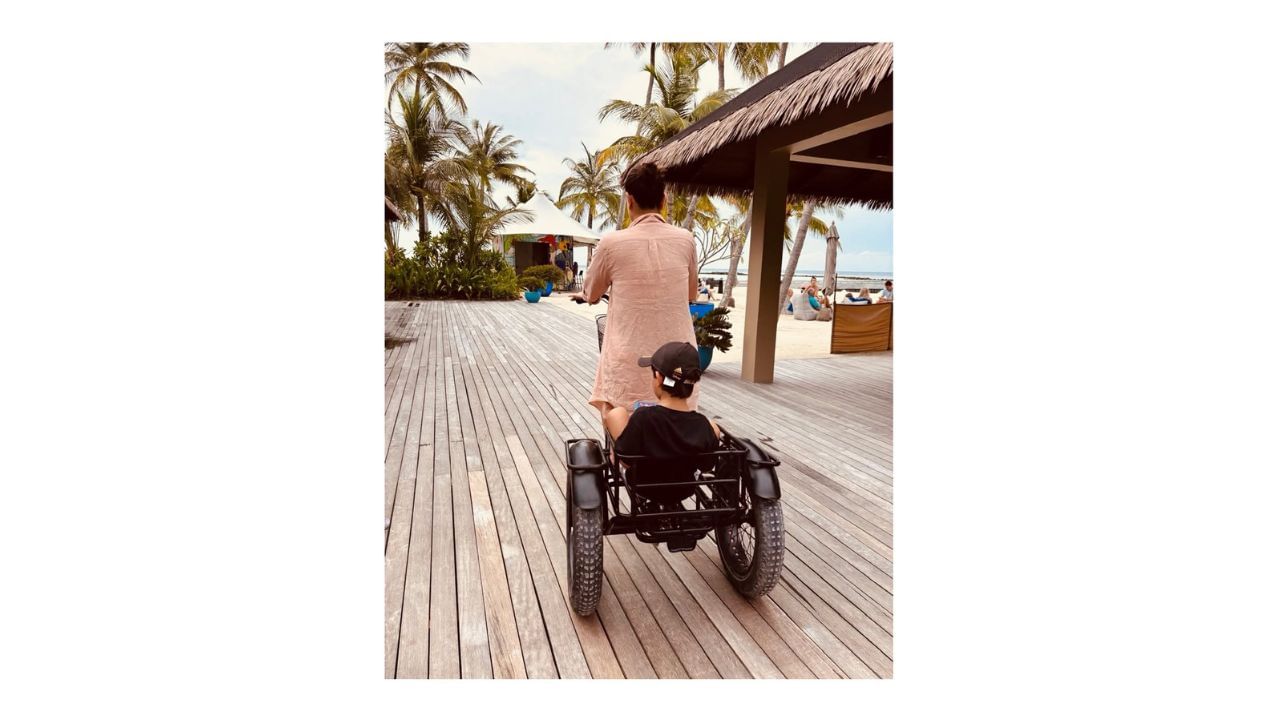 તેણીની સાથે તેનો મોટો દીકરો, તૈમૂર અલી ખાન હતો, જે તેની પાછળ સાયકલ પર બેઠો હતો અને સુંદર દૃશ્યોનો આનંદ માણી રહ્યો હતો.