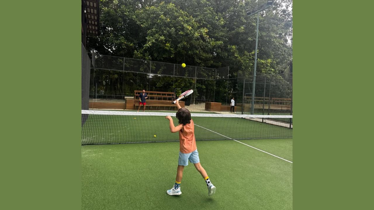 કરીના ઉપરાંત, તૈમૂરે તેના પિતા, સૈફ અલી ખાન સાથે રમતો પણ રમ્યો હતો. કરીનાએ તે બંનેનો ફોટો શેર કર્યો.