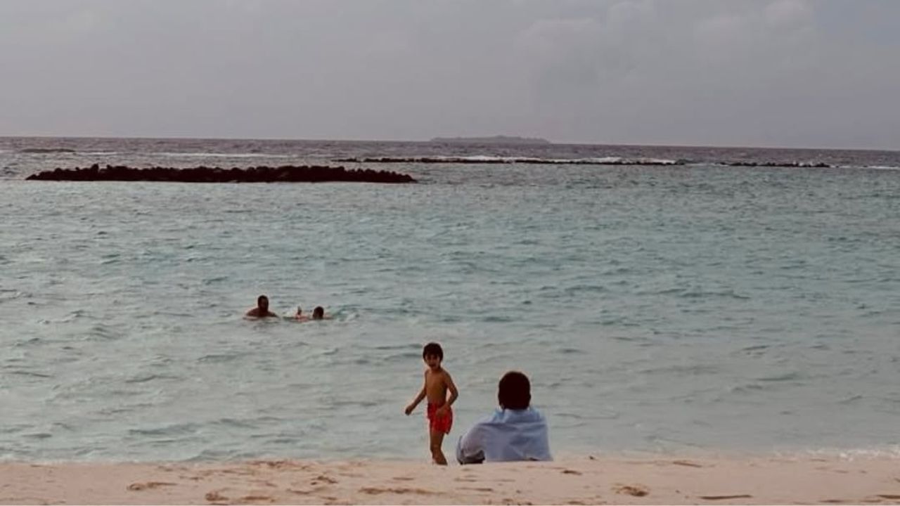 આ ફોટો માતા-પુત્રનો એકલો ફોટો છે, જેમાં તૈમૂર દરિયા કિનારે મજા માણતો જોવા મળે છે.