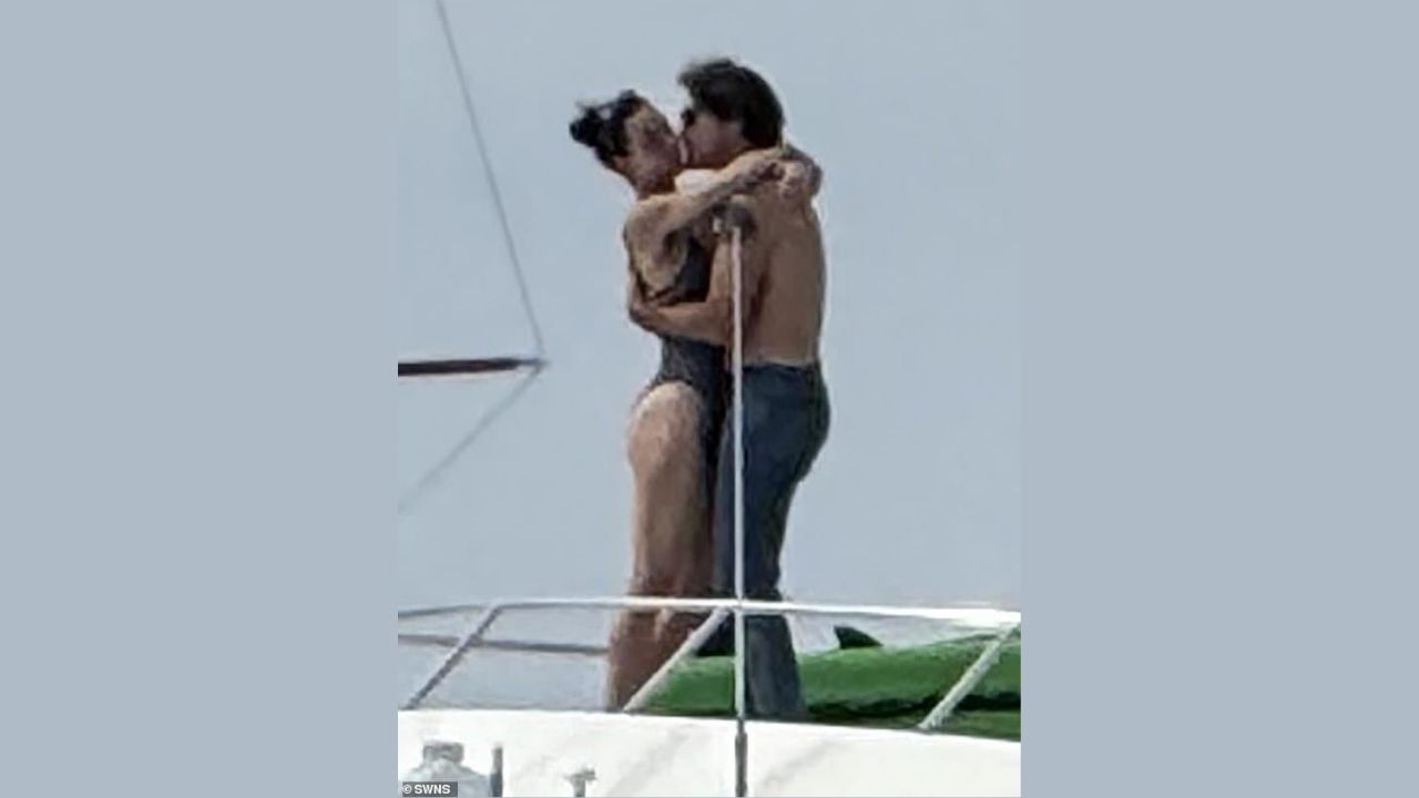 કેટી પેરી અને જસ્ટિન ટ્રુડોના આ ફોટા કેલિફોર્નિયાના સાન્ટા બાર્બરાના હોવાનું કહેવાય છે. ફોટામાં, કેટી કાળા સ્વિમસ્યુટમાં જોવા મળે છે, અને ટ્રુડો શર્ટલેસ છે. એક ફોટામાં, ટ્રુડો કેટીને Kiss કરતા જોવા મળે છે, જ્યારે બીજામાં, બંને એકબીજાના આલિંગનમાં ખોવાયેલા જોવા મળે છે. 