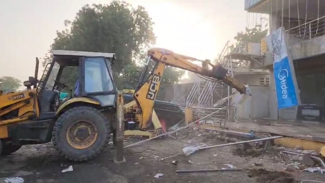 Anand : ખંભાતમાં વહેલી સવારથી પોલીસના ચુસ્ત બંદોબસ્ત વચ્ચે હાથ ધરાયું ડિમોલિશન, જુઓ Video