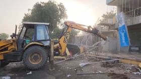 ખંભાતમાં વહેલી સવારથી પોલીસના ચુસ્ત બંદોબસ્ત વચ્ચે હાથ ધરાયું ડિમોલિશન