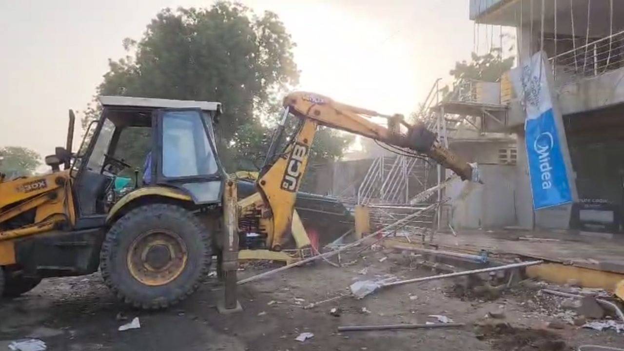 Anand : ખંભાતમાં વહેલી સવારથી પોલીસના ચુસ્ત બંદોબસ્ત વચ્ચે હાથ ધરાયું ડિમોલિશન, જુઓ Video