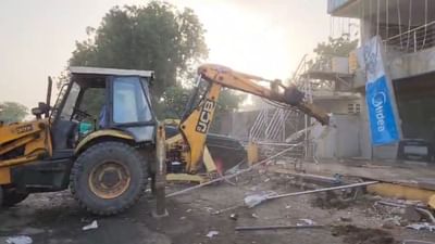 Anand : ખંભાતમાં વહેલી સવારથી પોલીસના ચુસ્ત બંદોબસ્ત વચ્ચે હાથ ધરાયું ડિમોલિશન, જુઓ Video