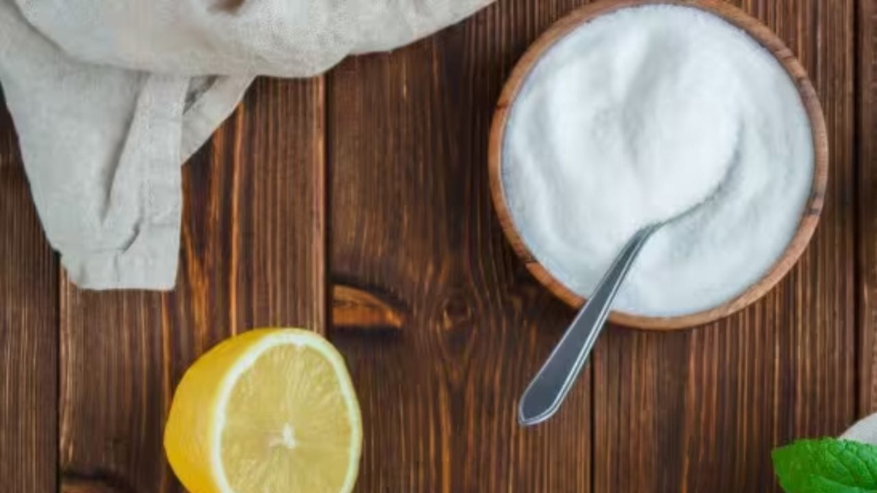 લીંબુ અને બેકિંગ સોડા: લીંબુનો રસ અને બેકિંગ સોડા ડસ્ટબિન કે સિંકમાં નાખવાથી દુર્ગંધ તરત જ દૂર થાય છે. અઠવાડિયામાં 2-3 વાર આ કરો.
