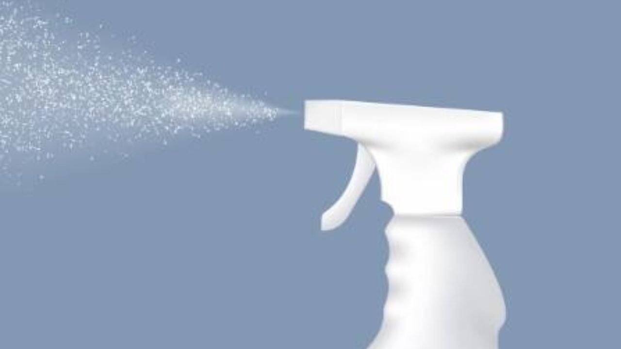 વિનેગર સ્પ્રે: સફેદ સરકો એક કુદરતી ડિઓડોરાઇઝર છે. તેને પાણીમાં ભેળવીને છંટકાવ કરવાથી રસોડાની દુર્ગંધ દૂર થાય છે. તેને દરરોજ સિંક અને ડસ્ટબિનની આસપાસ સ્પ્રે કરો.
