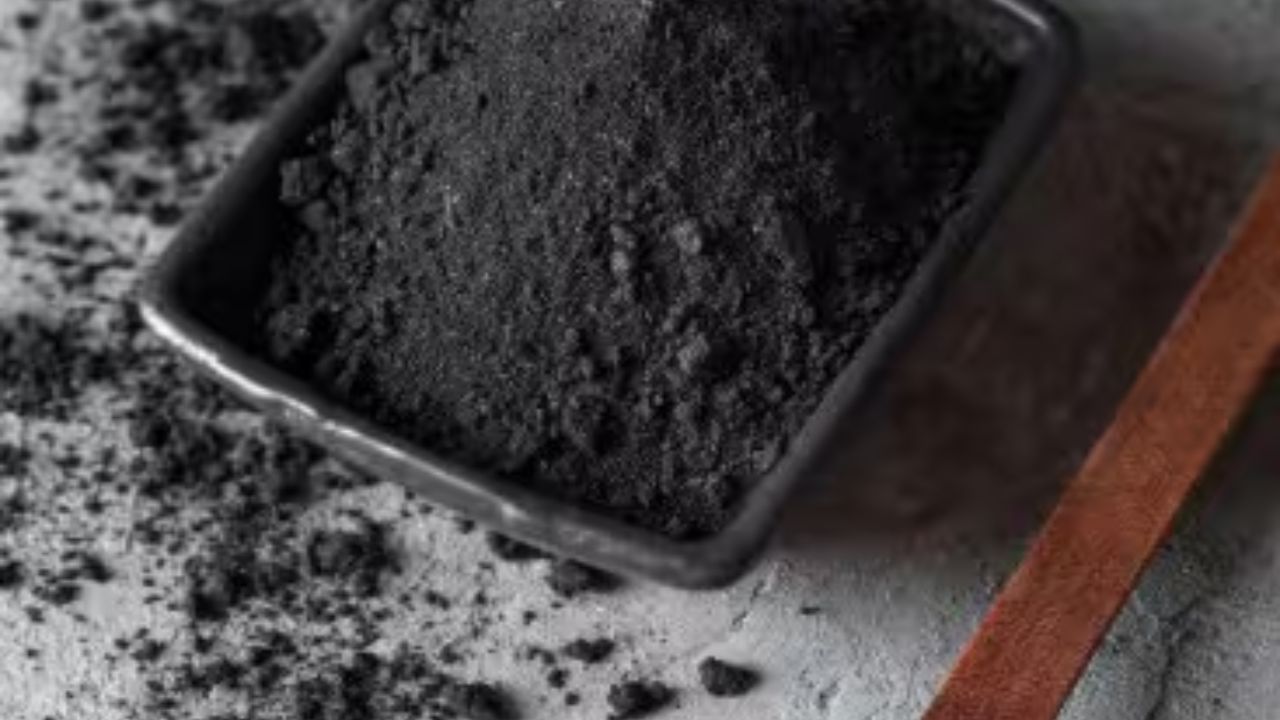 એક્ટિવ ચારકોલનો કમાલ: એક્ટિવ ચારકોલ ગંધ શોષવામાં અત્યંત અસરકારક છે. તેને રસોડામાં રાખવાથી તરત જ ગંધ ઓછી થાય છે. તેને રસોડાના ખૂણામાં નાની બેગમાં સંગ્રહિત કરો.
