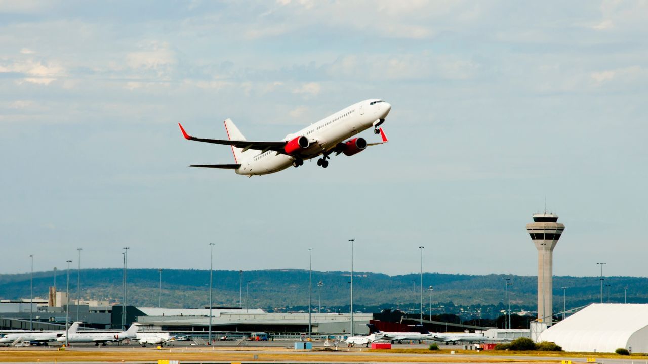 એરલાઇન અધિકારીઓ નિર્દેશ કરે છે કે ઓનલાઈન ટ્રાવેલ એજન્સીઓ (OTAs) ટિકિટ બુક કરતી વખતે મુસાફરોને વીમો ઓફર કરે છે. એક અધિકારીએ જણાવ્યું હતું કે, "અમે વીમા કંપનીઓ સાથે કામ કરી રહ્યા છીએ. આખરે, જોખમ-લાભ ગુણોત્તર નક્કી કરવાનું વીમા કંપનીઓ પર નિર્ભર છે કે તેઓ શું ઓફર કરી શકે છે તે નક્કી કરે. જો 200-300 માંથી ફક્ત 2-3 લોકો જ વાસ્તવિક કારણોસર તેમની ફ્લાઇટ રદ કરે છે, તો આ ગણતરી તેમના માટે કામ કરે છે."