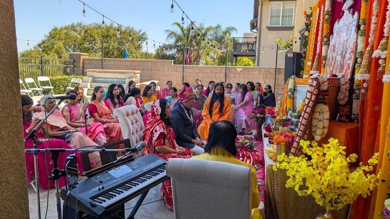 અમેરિકામાં શસ્ત્ર પૂજા દરમિયાન ઉપસ્થિત સૌએ દશેરા જેવા પવિત્ર તહેવારનો અર્થ, ધર્મની જીત અને અધર્મના નાશ, વિધિવત પ્રાર્થના, આરતી અને આશીર્વચન સાથે વાતાવરણ ભક્તિ અને ગૌરવમય બનાવ્યું હતું.