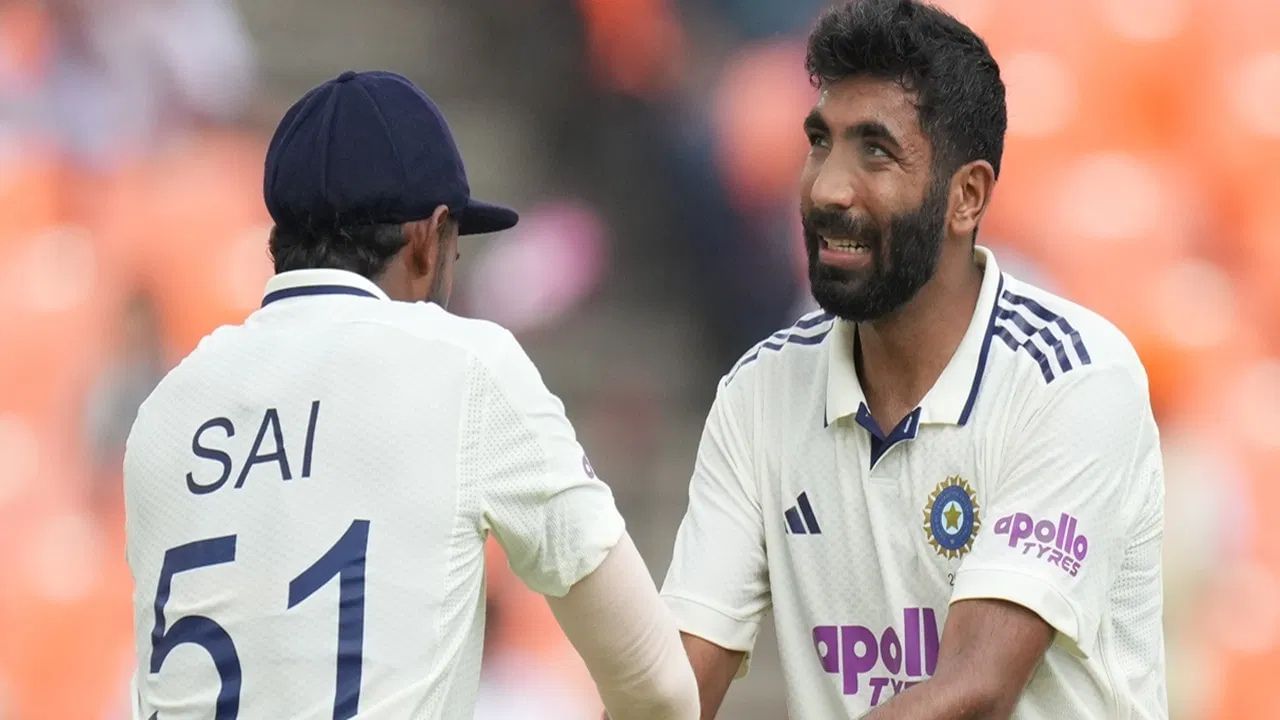 વેસ્ટ ઈન્ડીઝની ટીમ પ્રથમ ટેસ્ટની પહેલી ઈનિંગમાં ફક્ત 162 રનમાં ઓલઆઉટ થઈ ગઈ હતી. સિરાજે સૌથી વધુ વિકેટ લીધી હતી, જ્યારે બુમરાહે ત્રણ વિકેટ લીધી હતી. જવાબમાં, ભારતે રમતના અંતે બે વિકેટે 121 રન બનાવ્યા હતા.  (All Photo Credit : X / BCCI)