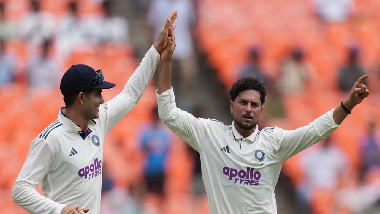 કુલદીપ યાદવે પ્રથમ ટેસ્ટની પહેલી ઈનિંગમાં શાનદાર બોલિંગ કરી હતી, જેમાં તેણે બે વિકેટ લીધી હતી. તેણે વેસ્ટ ઈન્ડીઝના બેસ્ટ બેટ્સમેન શાઈ હોપને શાનદાર સ્પિન બોલિંગથી બોલ્ડ કર્યો હતો.