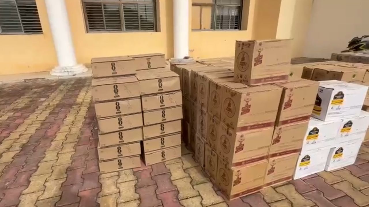 Aravalli : તહેવારો પહેલા રાજસ્થાનથી દારૂ ઘૂસાડવાનો પ્રયાસ ! શામળાજી બસ સ્ટેન્ડ નજીક ડમ્પરમાંથી ઝડપાયો દારૂનો જથ્થો, જુઓ Video