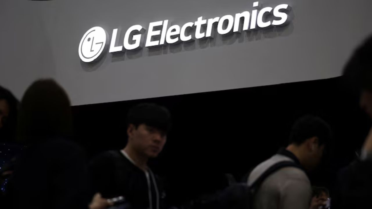 તેની પાસે બે અદ્યતન ઉત્પાદન એકમો છે, એક નોઇડામાં અને બીજું પુણેમાં. દેશભરમાં તેના સપ્લાય ચેઇન નેટવર્કમાં 25 પ્રોડક્ટ વેરહાઉસનો સમાવેશ થાય છે, જેમાંથી બે કેન્દ્રીય વિતરણ કેન્દ્રો છે. જૂન 2025 સુધીમાં, તેના દેશભરમાં 1006 સેવા કેન્દ્રો, 13,368 એન્જિનિયરો અને ચાર કોલ સેન્ટર છે.