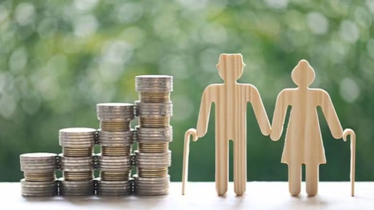 મધ્યમ વર્ગના પરિવારોની જરૂરિયાતો થોડી અલગ હોય છે. તેઓ માત્ર તેમના પરિવાર માટે મજબૂત વીમા કવર ઇચ્છતા નથી, પરંતુ તેમના મહેનતથી કમાયેલા પૈસાને એવી રીતે રોકાણ કરવા પણ ઇચ્છે છે કે જે ભવિષ્યના લક્ષ્યો, જેમ કે તેમના બાળકોના શિક્ષણ, લગ્ન અથવા નિવૃત્તિ માટે નોંધપાત્ર રકમ એકઠી કરી શકે. LIC વીમા લક્ષ્મી યોજના આ બંને જરૂરિયાતોને એકસાથે પૂર્ણ કરે છે. તે એક જ યોજનામાં જીવન વીમા સુરક્ષા અને બચતના લાભો પ્રદાન કરે છે. 