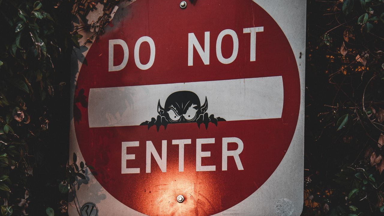 ભારતમાં દેહ વ્યાપાર સંપૂર્ણ રીતે ગેરકાનુની નથી પરંતુ તેના કેટલાક પાસાં ગેરકાયદેસર છે.ચાલો આ વિષયને સમજવા માટે થોડી વધુ વિગતો જોઈએ.સૌથી પહેલા ભારતમાં દેહ વ્યાપાર સાથે જોડાયેલા કાનુન જોઈએ તો.ભારતમાં દેહવ્યાપારને નિયંત્રિત કરતો મુખ્ય કાયદો છે,“Immoral Traffic (Prevention) Act – ITPA, 1956” પહેલા આને ( Suppression of Immoral Traffic in Women and Girls Act ) કહેવામાં આવતું હતુ.