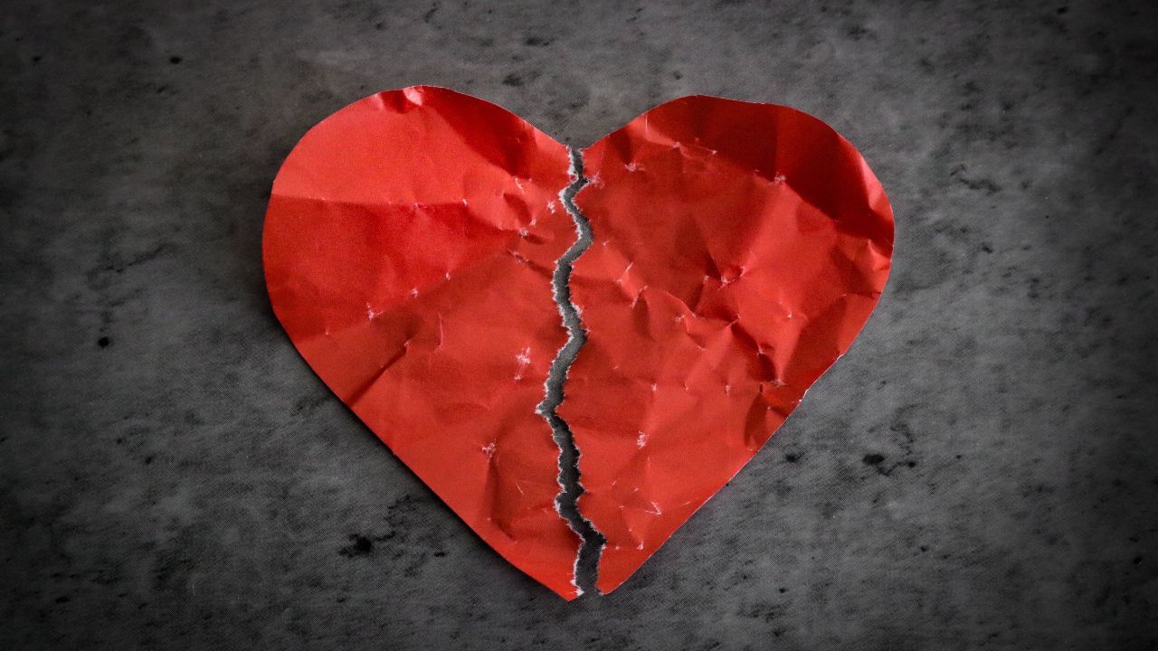 3 માર્ચ, 1990 ના રોજ એક કપલે હિન્દુ વિધિઓ અનુસાર લગ્ન કર્યા અને 3 ઓક્ટોબર 1997ના રોજ તેમના ઘરે એક પુત્રનો જન્મ થયો. કમનસીબે, તેમના સંબંધોમાં ટૂંક સમયમાં જ ખટાશ આવી ગઈ.