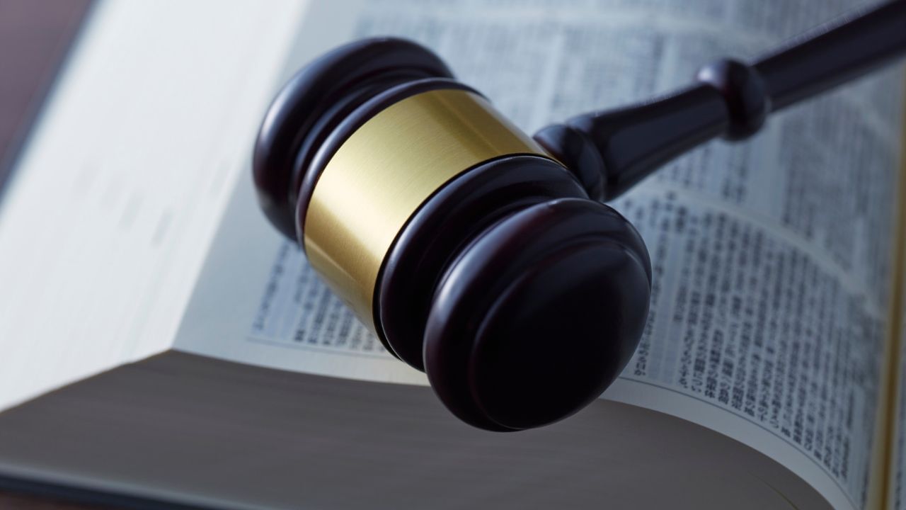 ડોક્ટર પર આપણે આંખો બંધ કરીને વિશ્વાસ કરીએ છીએ. પરંતુ કેટલીક વખત આ ભરોસો તુટી પણ જાય છે. આ ખુબ જ દુખદ વાત છે. ભારતમાં દર વર્ષે લાપરવાહી એટલે કે, મેડિકલ નેગ્લિજેન્સના અનેક કેસ સામે આવે છે. જો તમારી સાથે પણ આવું થયું છે. તો તમે આ વાતને ભૂલવાની જરુર નથી. તમારે પાસે પણ કાનુની અધિકાર છો.