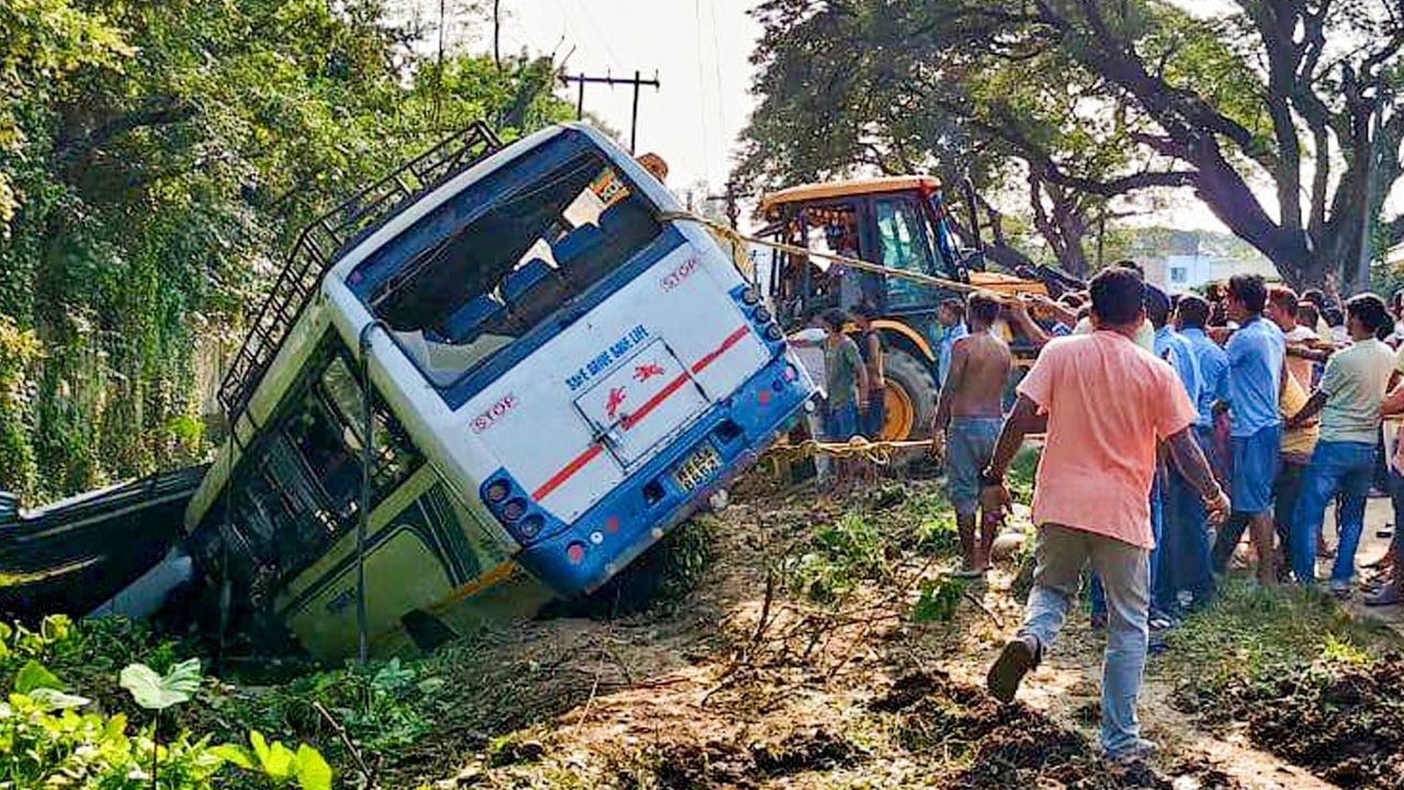 નવા મોટર વાહન કાયદા હેઠળ, ડ્રાઇવર અકસ્માત માટે સંપૂર્ણપણે જવાબદાર છે. આવા કિસ્સાઓમાં, 6 વર્ષની સજા અને 50,000 રૂપિયાના દંડની જોગવાઈ કરવામાં આવી છે. નવા નિયમોમાં સ્પષ્ટપણે જણાવાયું છે કે જો ડ્રાઇવર અકસ્માતનું કારણ બને છે, તો વાહન માલિક અને વીમા કંપની ઘટનામાં પક્ષકાર રહેશે નહીં. ડ્રાઇવર, જવાબદાર વ્યક્તિ, અકસ્માતનો સંપૂર્ણ ભોગ બનશે.