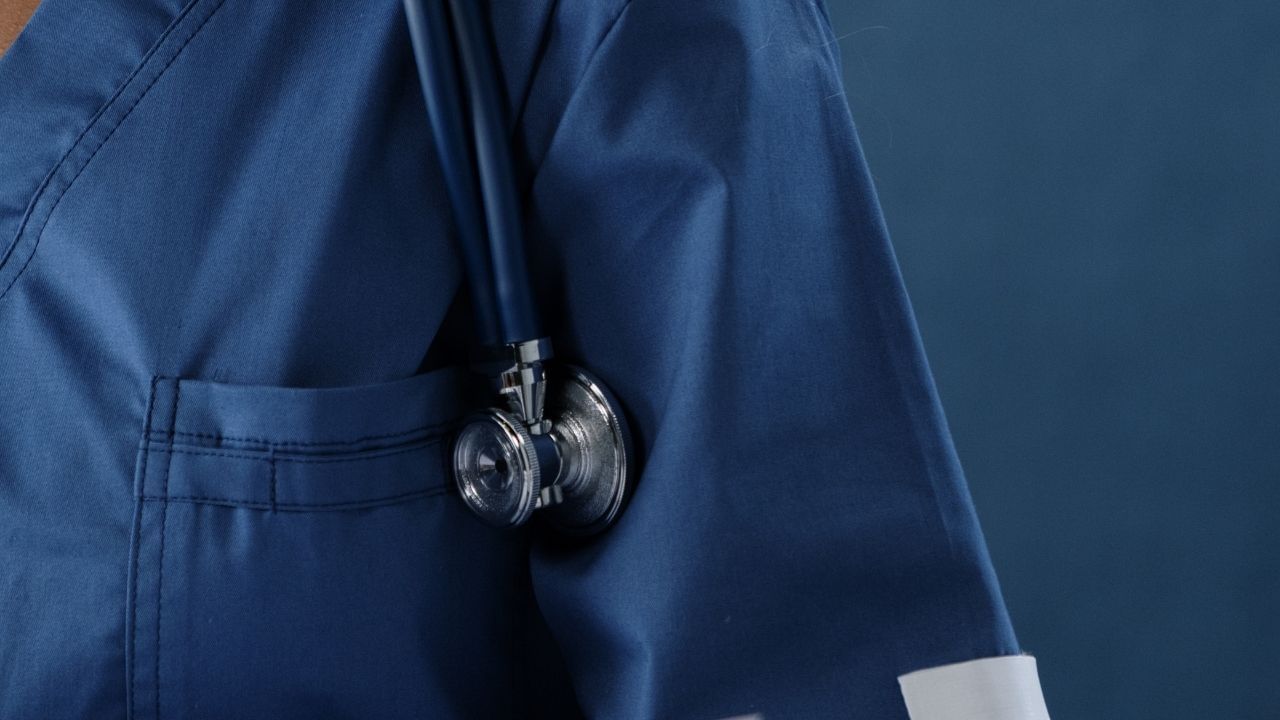 તબીબી બેદરકારી શું છે? આને આપણે સરળ ભાષામાં સમજીએ તો આપણા કાયદા મુજબ, ડૉક્ટરની જવાબદારી દર્દીની સંપૂર્ણ પ્રમાણિકતા, સારવાર અને સમજણ સાથે સારવાર કરવાની છે. આમ કરવામાં નિષ્ફળતા કાયદેસર રીતે ગેરકાયદેસર છે.