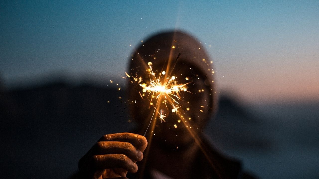 કલમ 288 એવા કૃત્યો પર પણ લાગુ પડે છે જે વિસ્ફોટકો સાથે બેદરકારીથી કરવામાં આવે છે, જે માનવ જીવનને જોખમમાં મૂકે છે.