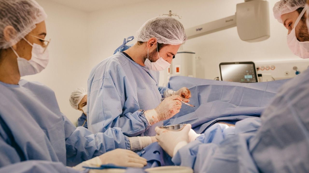 બીમારીની ઓળખ યોગ્ય રીતે ન કરવામાં આવે કે ખોટી સારવાર કરવાને મેડિકલ ભાષામાં નેગ્લિજેન્સ કહેવામાં આવે છે. સર્જરી ખોટી કરવી, ઈમરજન્સી દરમિયાન યોગ્ય રીતે ધ્યાન ન આપવું, ફોલો અપ યોગ્ય ન લેવી ડોક્ટરની લાપરવાહી ગણવામાં આવે છે.