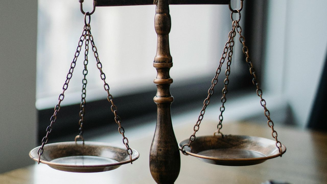 હાઈકોર્ટમાં એક નિર્ણય સંભાળવતા કહ્યું કે, ભરણપોષણ આપવાનો નિયમ કોઈને સજા આપવા માટે બનાવવામાં આવ્યો નથી. હાઈકોર્ટે આ અરજી રદ્દ કરી કહ્યું કે, તેનો પતિ સીમિત પેન્શન અને સેવા નિવૃતિનો લાભ તેની જરુરિયાત પુરી કરવા માટે પર્યાપ્ત છે.