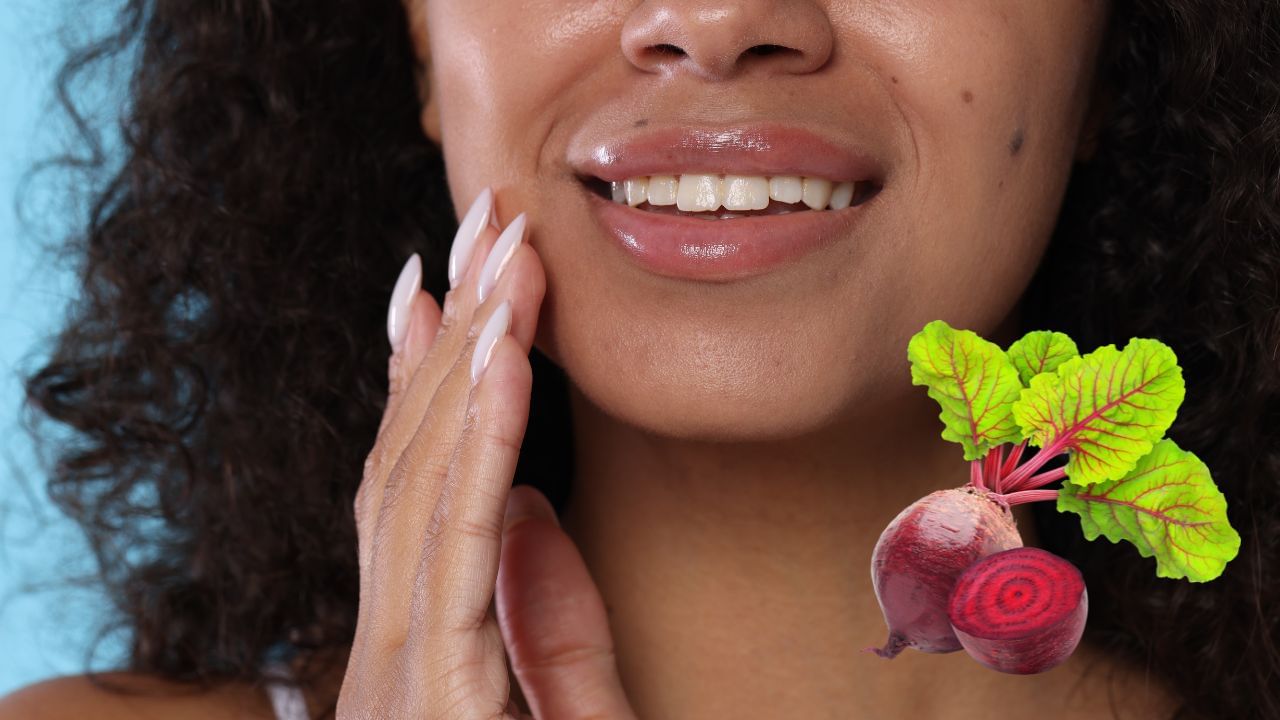 બીટને છીણી લો અને તેનો રસ કાઢો. એક નાનું બોક્સ લો અને તેમાં એલોવેરા જેલ, ગુલાબજળ, નાળિયેર તેલ અને બીટનો રસ ઉમેરો. સારી રીતે મિક્સ કરો. તમે દિવસમાં ઘણી વખત આનો ઉપયોગ કરી શકો છો.