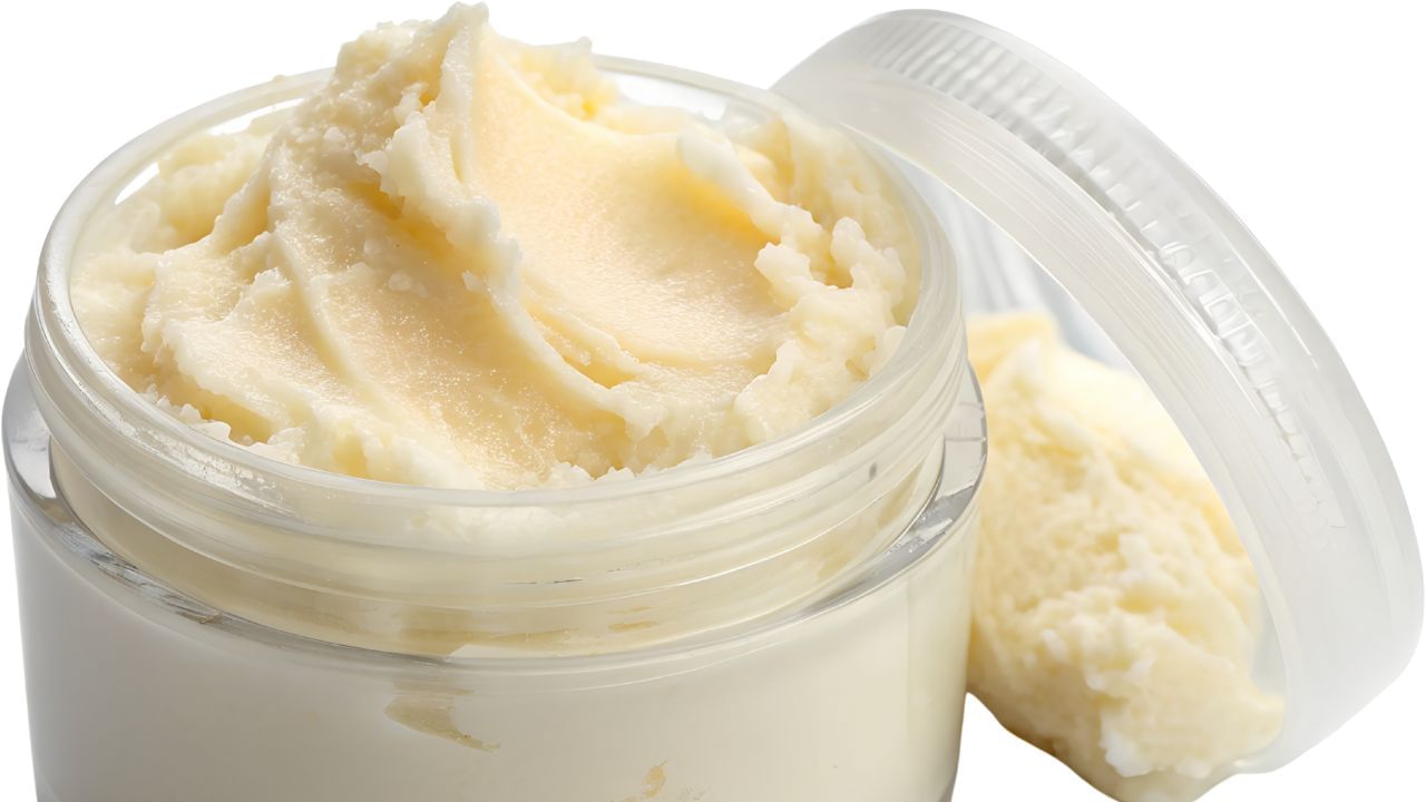 શિયા બટર કુદરતી મોઇશ્ચરાઇઝર તરીકે કામ કરે છે. તમે નાળિયેર તેલ અને બીટના રસને ભેળવીને લિપ બામ તૈયાર કરી શકો છો. આ ફક્ત હોઠને નરમ બનાવશે નહીં પણ તેમને ગુલાબી પણ બનાવશે.