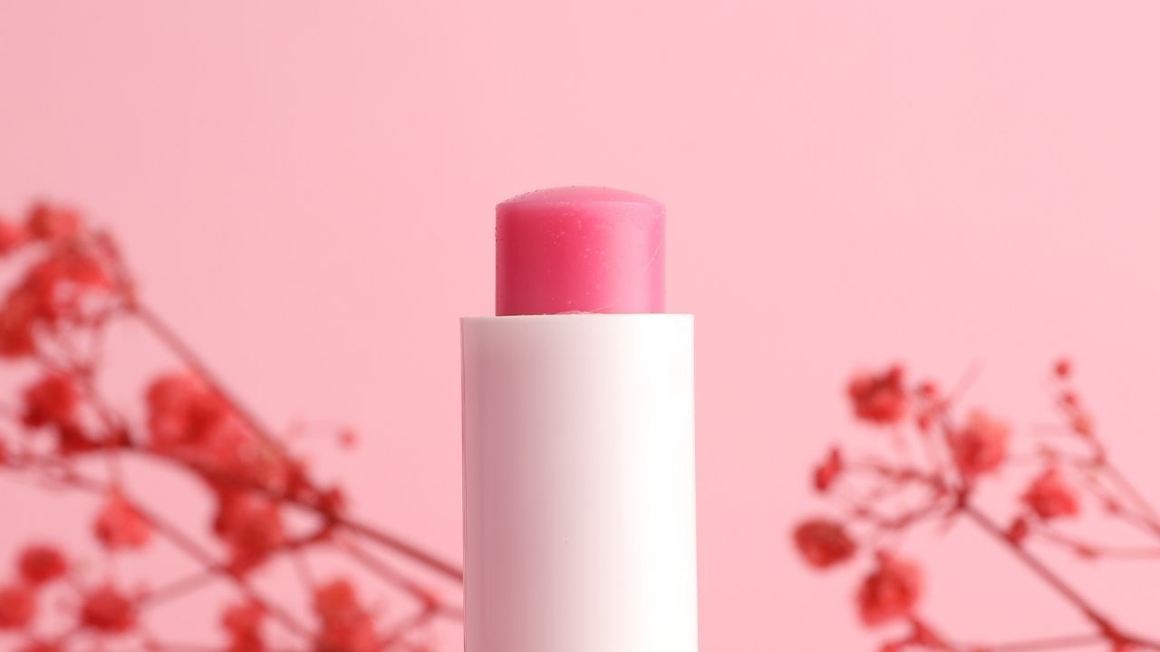 ગુલાબની પાંખડીઓનો ભૂકો કરો અને તેને વેસેલિન સાથે મિક્સ કરો. પછી નાળિયેર તેલ ઉમેરો. આ લિપ બામ ફક્ત હોઠને નરમ જ નહીં પણ ગુલાબી પણ બનાવે છે.