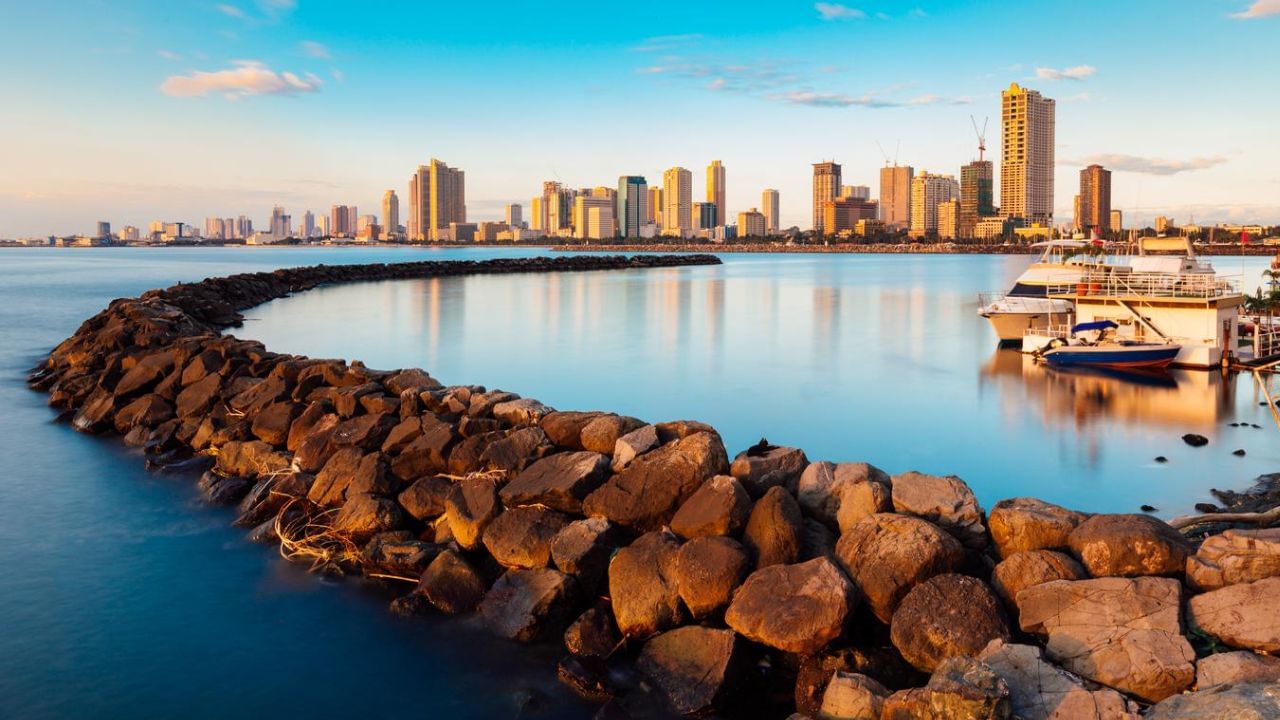 આખી સફર તમારા બજેટમાં સરળતાથી ફિટ થઈ શકે છે. દિલ્હીથી મનીલાની રિટર્ન ફ્લાઇટ ટિકિટની કિંમત લગભગ ₹45,000 છે. રહેવાની વ્યવસ્થા, ખોરાક અને જોવાલાયક સ્થળો પણ ખૂબ સસ્તું છે. સૌથી સારી વાત ચલણ છે, જે ભારતીય રૂપિયા કરતાં સસ્તું છે. એક ફિલિપાઇન્સ પેસોની કિંમત લગભગ ₹1.60 છે, જે તમારા ખર્ચમાં નોંધપાત્ર ઘટાડો કરે છે. તેથી, જો તમે ઇતિહાસ, સમુદ્ર, ધોધ અને અદ્ભુત આતિથ્યને જોડતું નવું અને રોમાંચક સ્થળ શોધી રહ્યા છો, તો આ વખતે ફિલિપાઇન્સ તમારી યાદીમાં ટોચ પર હોવું જોઈએ.