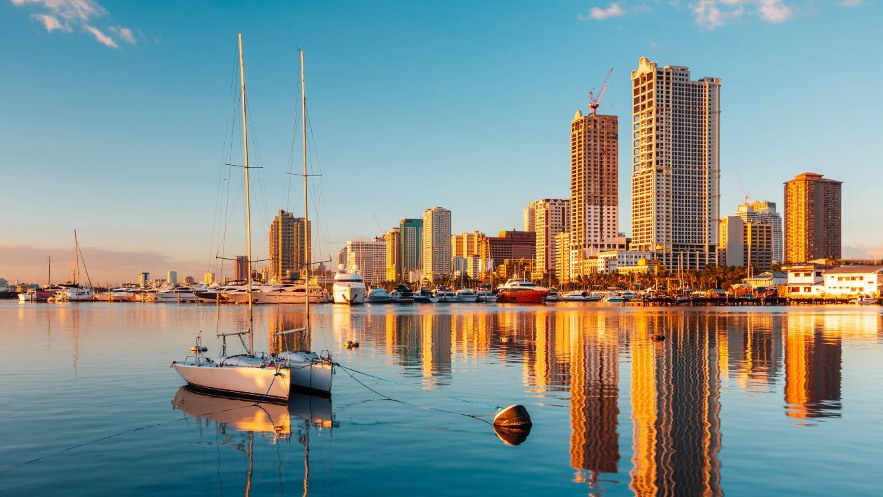 મનીલા એરપોર્ટ પર ઉતરાણ કરતી વખતે, લોકોના હૂંફ અને હસતા ચહેરાઓ તમારો બધો થાક ઓગાળી દેશે. ફૂલોને બદલે મોતીના માળા ચઢાવવાની તેમની સ્વાગત હરકતો તમારા હૃદયમાં કાયમ માટે કોતરાયેલી રહેશે. અહીંની સંસ્કૃતિમાં સ્પેનિશ, બ્રિટિશ અને અમેરિકન પ્રભાવ સ્પષ્ટપણે દેખાય છે, જે તેને એક અનોખો અનુભવ બનાવે છે.