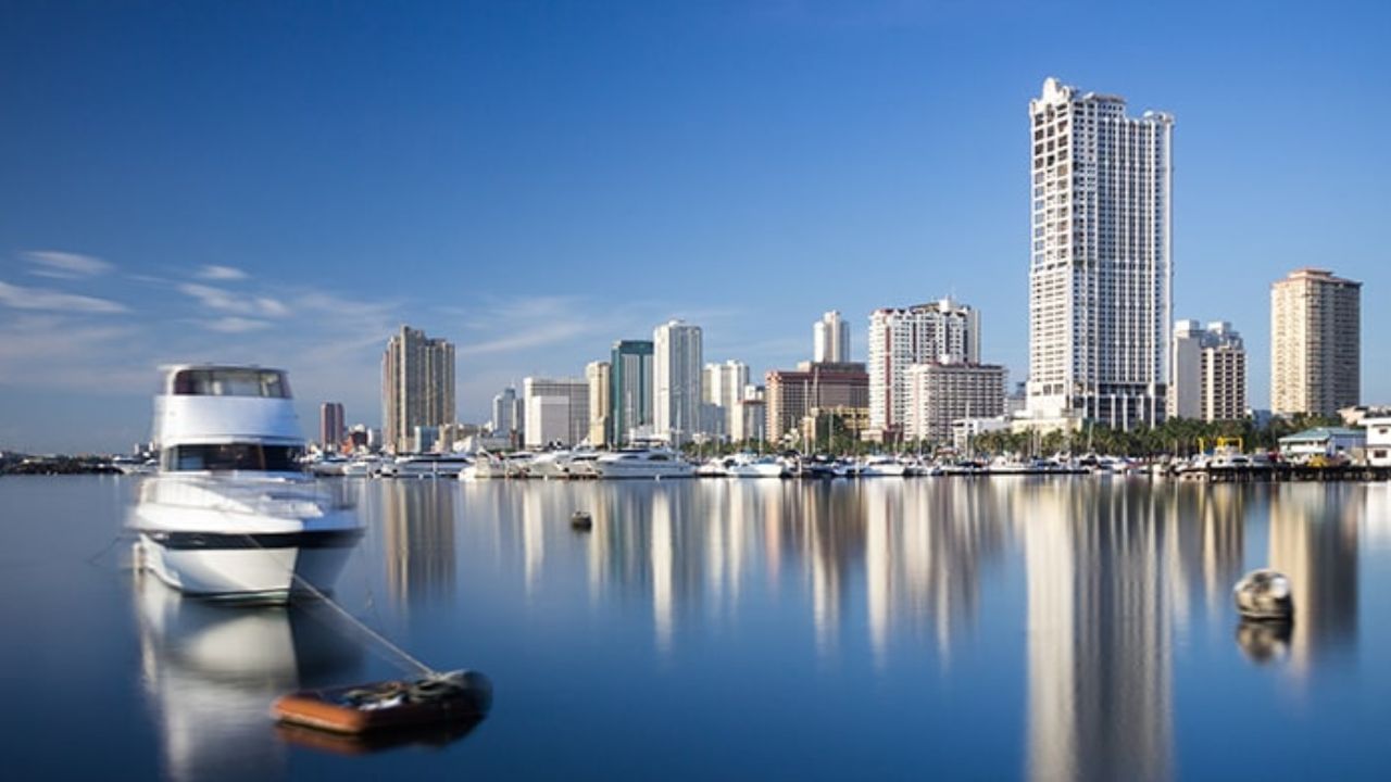 ભારતીય પ્રવાસીઓ માટે સૌથી મોટા સમાચાર એ છે કે ફિલિપાઇન્સ તેમને 14 દિવસની વિઝા-મુક્ત પ્રવેશની ઓફર કરી રહ્યું છે. આનો અર્થ એ છે કે તમે આ સુંદર દેશમાં કોઈપણ વિઝા ફી વિના બે અઠવાડિયા વેકેશન ગાળી શકો છો. જે લોકો અચાનક પ્રવાસનું આયોજન કરે છે અને લાંબી વિઝા પ્રક્રિયામાં સામેલ થવા માંગતા નથી તેમના માટે આ એક શ્રેષ્ઠ તક છે. 