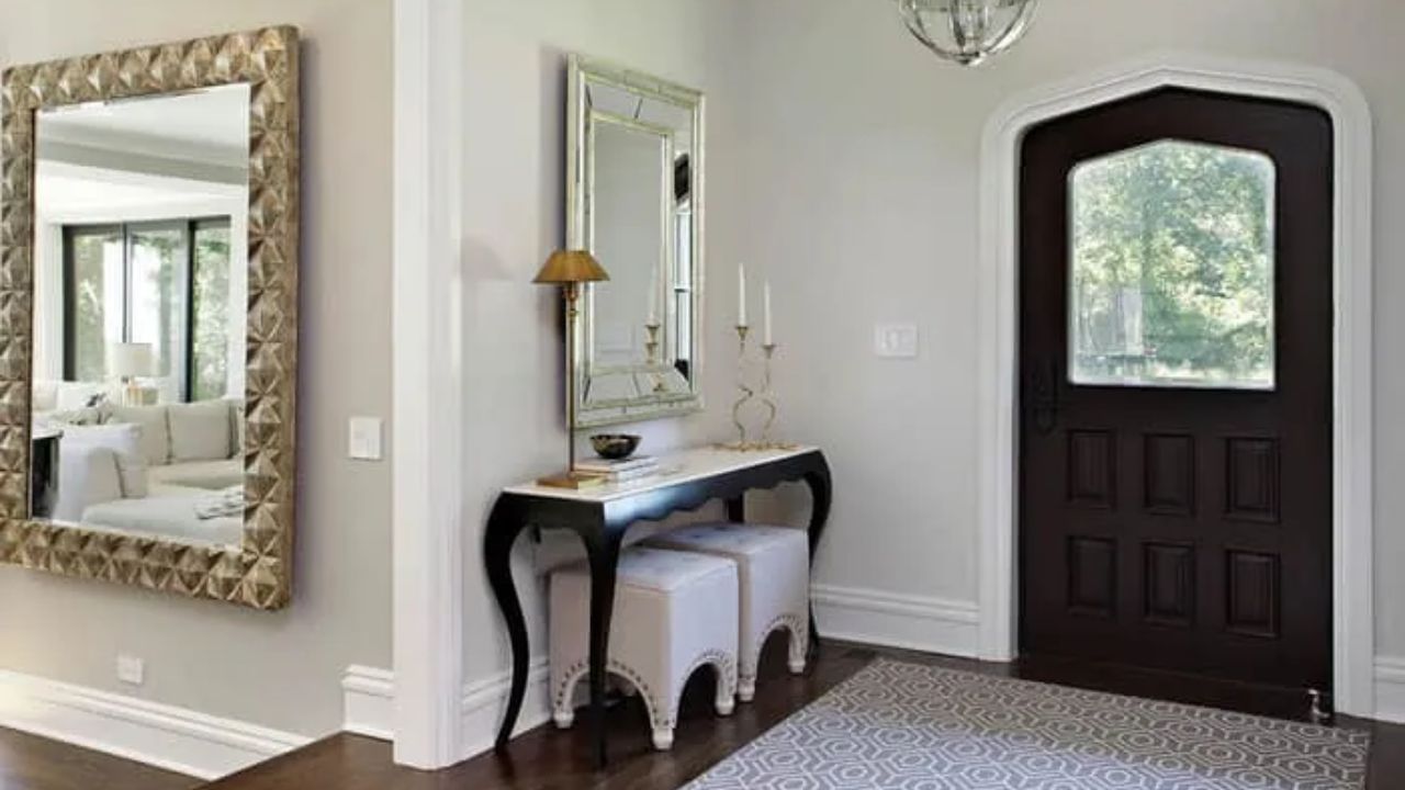 વાસ્તુ શાસ્ત્ર અનુસાર, ઘરના મુખ્ય પ્રવેશદ્વાર પર ક્યારેય અરીસો ન મૂકવો જોઈએ. આનું કારણ એ છે કે અરીસો એક એવી વસ્તુ છે કે ઊર્જા તેને અથડાઈને પાછી જતી રહે છે. તેથી, જ્યારે તમે મુખ્ય પ્રવેશદ્વારની આસપાસ અરીસો લગાવો છો, ત્યારે નકારાત્મક ઉર્જા તો પાછી જતી રહે છે પણ આ સાથે સકારાત્મક ઊર્જા પણ ઘરમા પ્રવેશ કરતી નથી.