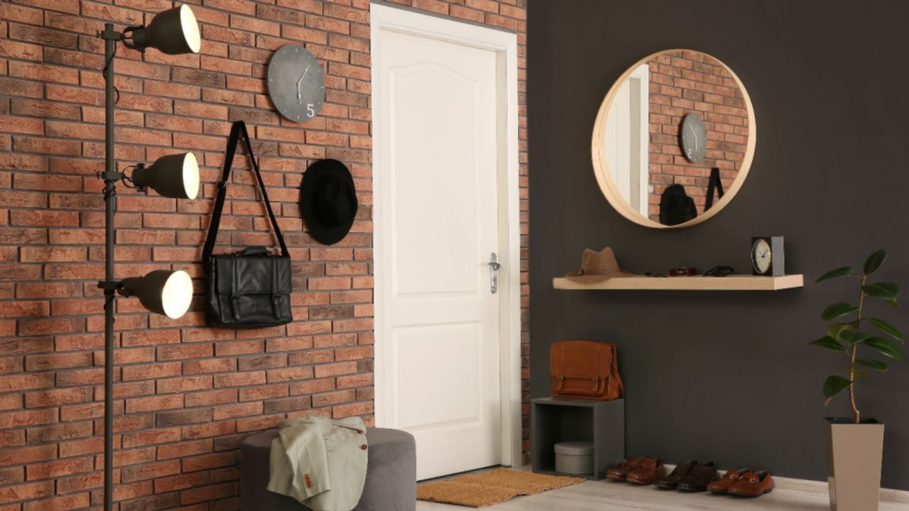 પણ વાસ્તુશાસ્ત્રમાં જણાવાયું છે કે તમારા ઘરના મુખ્ય દરવાજા પર અરીસો મૂકવાથી તમારી પ્રગતિમાં અવરોધ આવે છે. આ સિવાય ઘરના મુખ્ય દરવાજાની આસપાસ અરીસો લગાવવાથી ઘરમાં ટૂંક સમયમાં આર્થિક મુશ્કેલીઓ આવશે. ગરીબી પ્રવર્તશે, અને તમારા પ્રયત્નો નિષ્ફળ જશે.