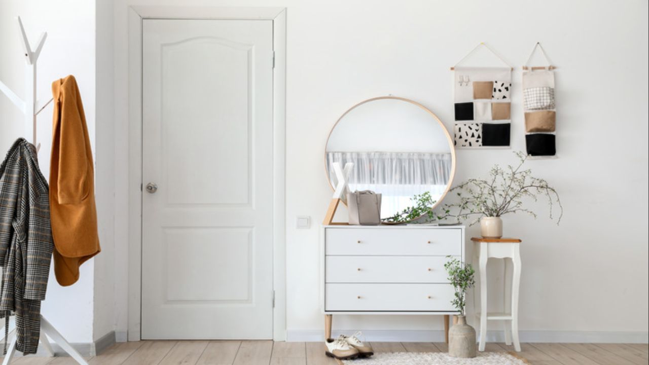 ઘણા જ્યોતિષો માને છે કે જો તમે મુખ્ય દરવાજા પર અરીસો લગાવો છો, તો તમારા ઘરને ક્યારે ખરાબ નજર નહીં લાગે. આ અરીસાની મદદથી, જો કોઈ નકારાત્મક ઊર્જા ખરાબ ઇરાદા સાથે તમારા ઘરમાં પ્રવેશવાનો પ્રયાસ કરે, તો તે ખરાબ ઊર્જા અરીસા સાથે અથડાયા પછી જતી રહે છે.