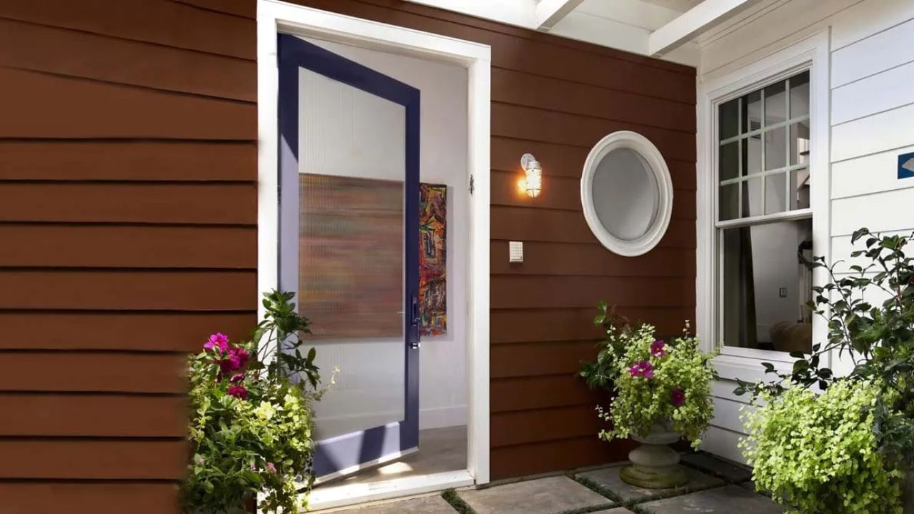 કેટલીકવાર ઘરનો દેખાવ વધારવા માટે કેટલીક વસ્તુઓ લગાવીને ઘરને સજાવામાં આવે છે. જે આખા ઘર માટે હાનિકારક હોઈ શકે છે. આમાં, સૌથી આકર્ષક લાગતો અરીસો છે. તમે ઘણા ઘરોના મુખ્ય પ્રવેશદ્વારની આસપાસ અરીસા લગાવેલો જોયા હશે, પરંતુ શું તમે જાણો છો કે વાસ્તુ શાસ્ત્રમાં આમ કરવું યોગ્યા છે કે નહીં ચાલો જાણીએ . 