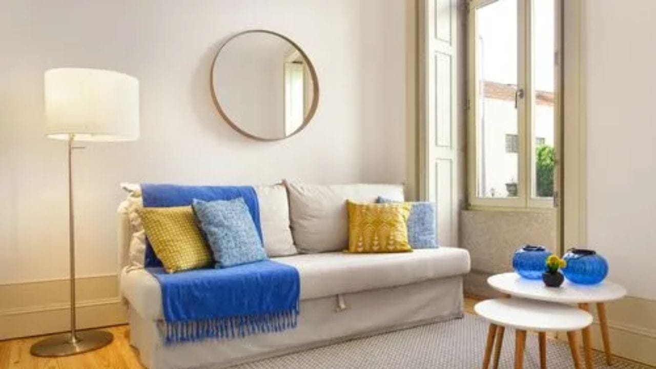 આજકાલ, આકર્ષક દેખાવ બનાવવા માટે ઘરની અંદર અને બહાર વિવિધ સજાવટનો ઉપયોગ કરવામાં આવે છે. ઘણા લોકો ઘરના મુખ્ય દરવાજાની આસપાસ અરીસો લગાવવો શુભ છે કે નહીં ચાલો જાણીએ.