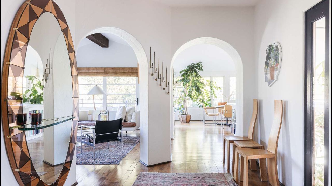 તમે ઘણા ઘરોમાં મુખ્ય દરવાજા પાસે કે દરવાજા પર જ અરીસા મૂકતા જોયા હશે. જ્યારે આ આકર્ષક દેખાઈ શકે છે, પણ તે ઘરમાં નુકસાન પણ પહોંચાડી શકે છે કારણ કે તે તમારા ઘરમાં વાસ્તુ દોષો લાવે છે અને અશાંતિ પેદા કરે છે.