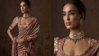 હાર્દિક પંડ્યાની રુમર્ડ ગર્લફ્રેન્ડ માહિકા શર્મા, આ ફોટામાં ભારે સિક્વન્સવાળી સાડી પહેરેલી જોવા મળે છે. તેણીએ મેચિંગ બ્લાઉઝ સાથે જોડી બનાવી છે. તેણીએ ચોકર સેટ અને મેચિંગ સ્ટડ્સ સાથે સાડી પહેરી છે. સ્લીક બન અને ન્યૂડ મેકઅપ સાથે માહિકા ખૂબ જ સુંદર લાગે છે.