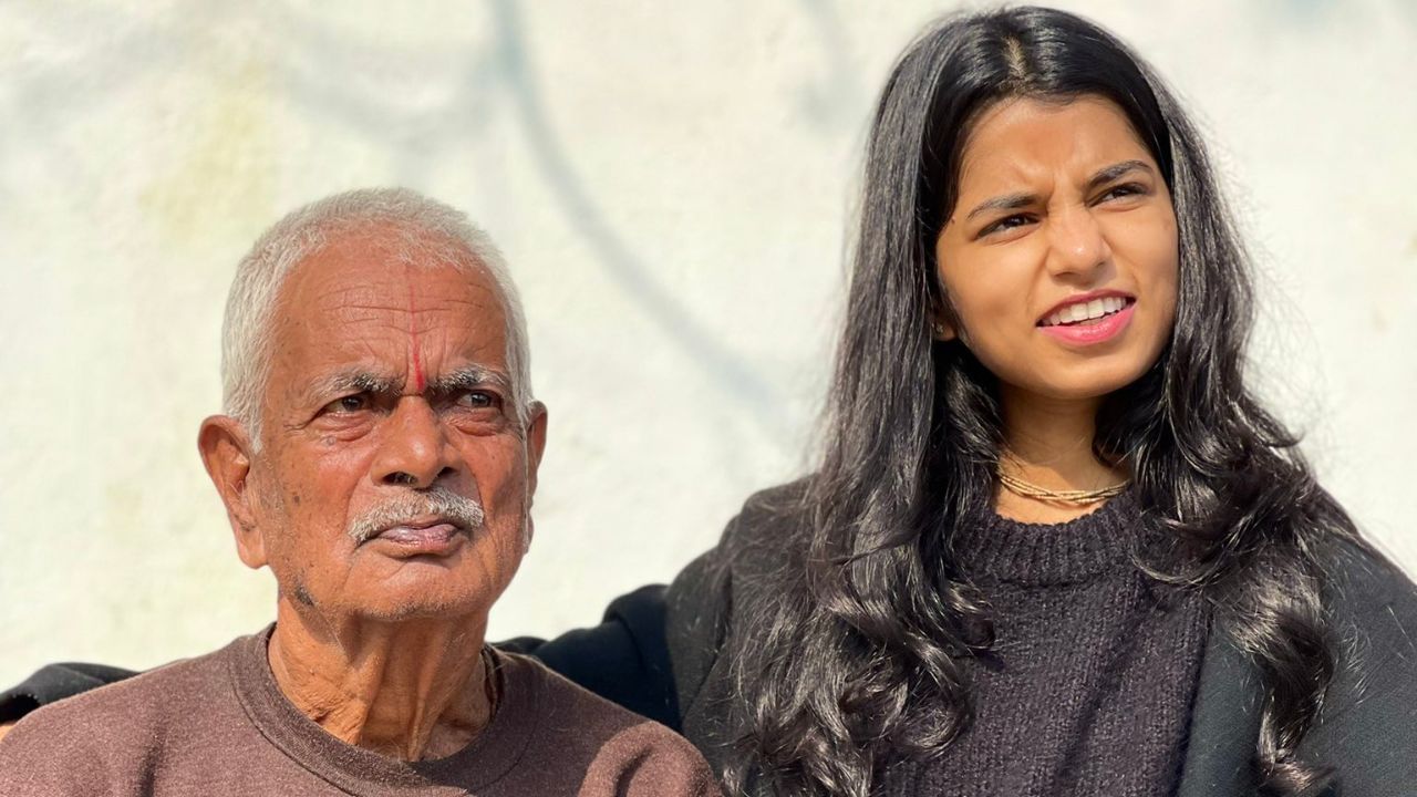 મૈથિલી ઠાકુરનો જન્મ 25 જુલાઈ 2000ના રોજ બિહારના મધુબની જિલ્લાના બેનીપટ્ટીમાં દિલ્હીમાં કામ કરતા મૈથિલ સંગીતકાર અને સંગીત શિક્ષક રમેશ ઠાકુર અને ભારતી ઠાકુરને ત્યાં થયો છે.