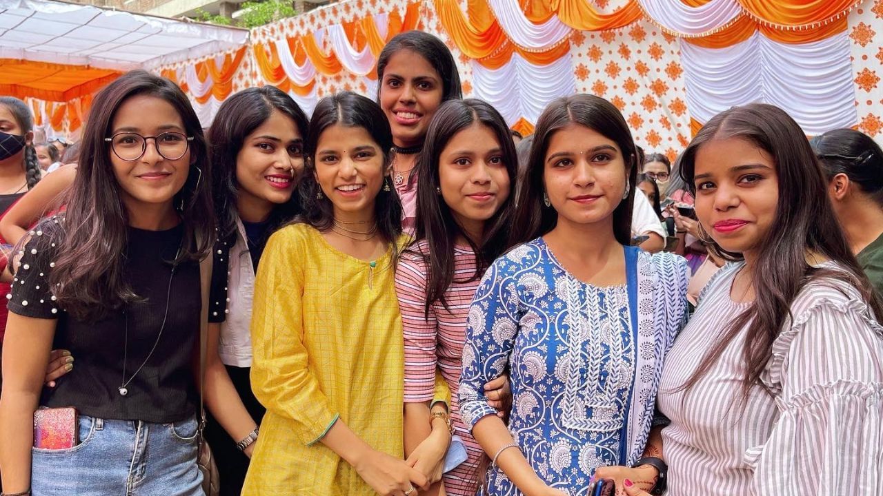 મૈથિલી બોલિવૂડમાં અજય દેવગણ અને તબ્બુની ફિલ્મ "ઔરોં મેં કહાં દમ થા" નું "કિસી રોજ" ગીત ગાયું છે. 