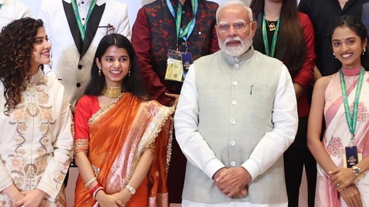 8 માર્ચ 2024ના રોજ ઉદ્ઘાટન રાષ્ટ્રીય સર્જકો પુરસ્કારમાં ભારતના વડા પ્રધાન દ્વારા મૈથિલી ઠાકુરને કલ્ચરલ એમ્બેસેડર ઓફ ધ યર એવોર્ડ એનાયત કરવામાં આવ્યો હતો. 