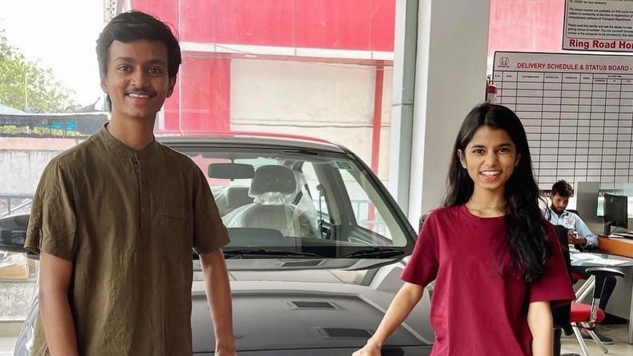 મૈથિલી ઠાકુરના દાદા -દાદી શોભા સિંધુ ઠાકુર અને સત્યભાભા ઠાકુર સંગીત સાથે સંકળાયેલ છે. મૈથિલી ઠાકુરે લોકગીતોની સાથે સાથે શાસ્ત્રીય સંગીતમાં પણ ખુબ ખ્યાતિ મેળવી છે