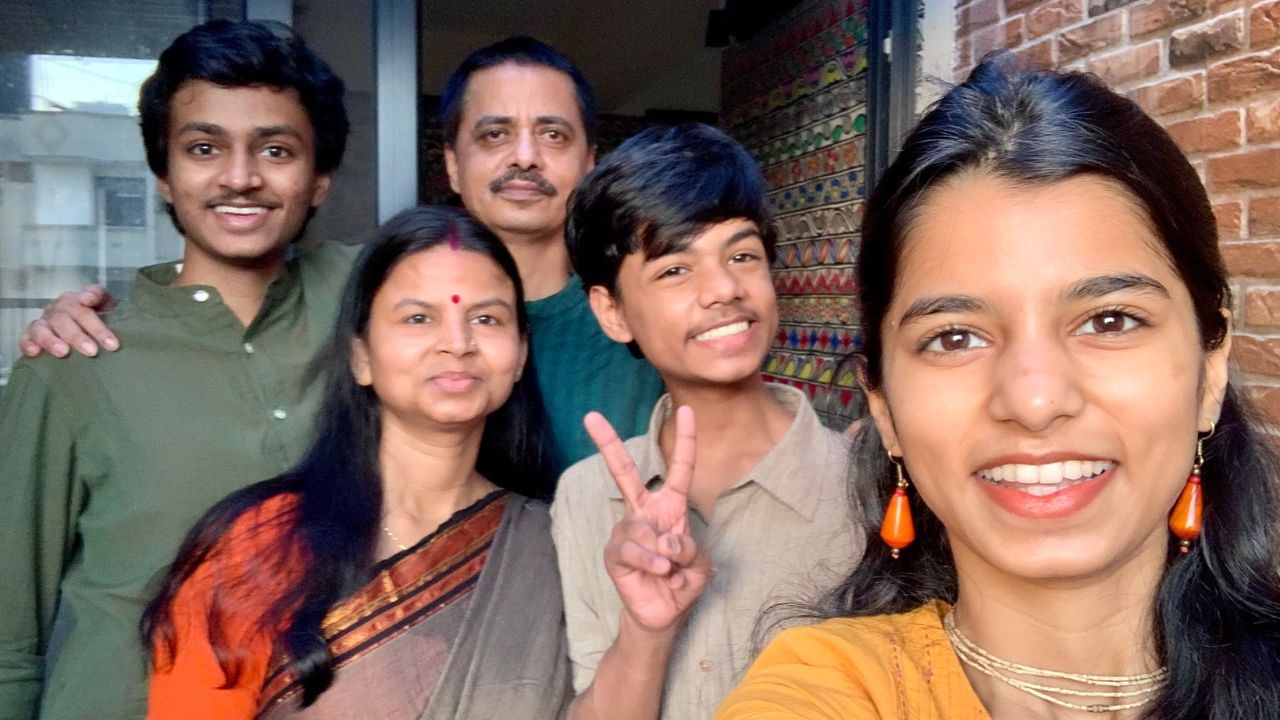 મૈથિલી ઠાકુરે કહ્યું કે, જો તે રાજકારણમાં પ્રવેશ કરશે તો તેનું લક્ષ્ય લોકોને મદદ કરવાનું રહેશે અને તે તેના પર ધ્યાન કેન્દ્રિત કરશે. તેમણે એમ પણ વચન આપ્યું હતું કે જો તે ચૂંટણી જીતશે તો તે બધું જ હૃદય અને પ્રમાણિકતાથી કરશે.