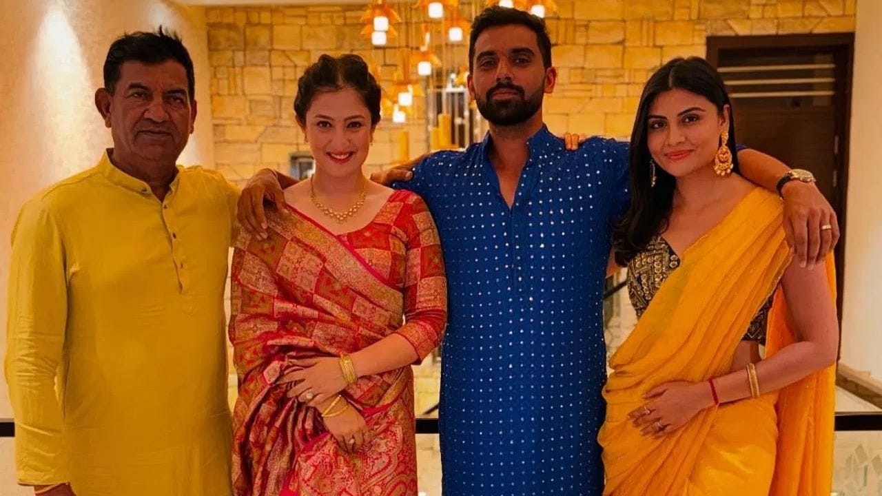 માલતી ચહર વારંવાર ઇન્સ્ટાગ્રામ પર પોતાના ફોટા શેર કરે છે. તે વેસ્ટર્નથી લઈને એથનિક સુધીના તમામ પ્રકારના પોશાકમાં સ્ટાઇલિશ અને ભવ્ય લાગે છે. આ ફોટામાં, તેણીએ પીળી સાડી અને કોન્ટ્રાસ્ટિંગ બ્લાઉઝ પહેર્યું છે, જે ખૂબ જ સ્ટાઇલિશ લાગે છે.