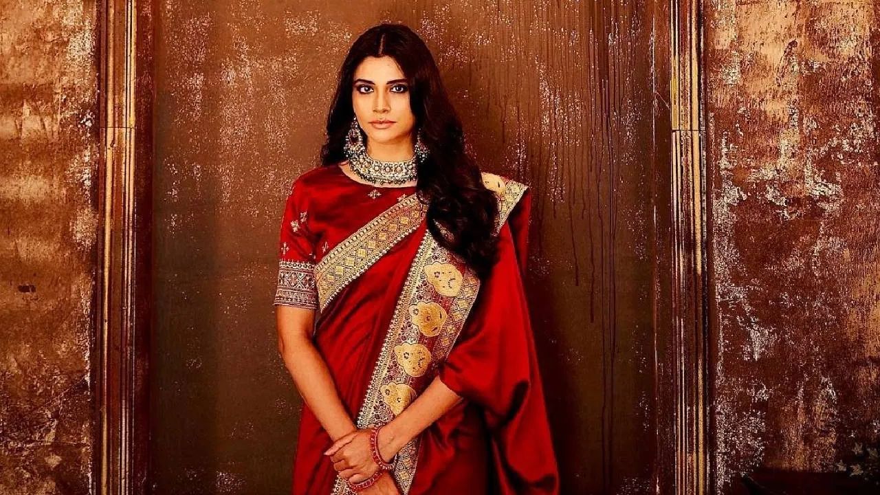 અભિનેત્રી આ મરૂન રંગની બનારસી સાડીમાં અદભુત અને સ્ટાઇલિશ લાગી રહી છે. તેણીએ કોન્ટ્રાસ્ટમાં ભારે નેકલેસ પણ પહેર્યો છે. તમે આ લુકને ફરીથી બનાવી શકો છો. ખાસ કરીને જો તમે તહેવારો કે લગ્ન માટે બનારસી સાડી પહેરી રહ્યા છો, તો તમે આ લુકને ફરીથી બનાવી શકો છો.